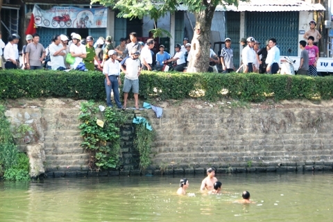 Một người chết đuối trong tư thế bị còng tay