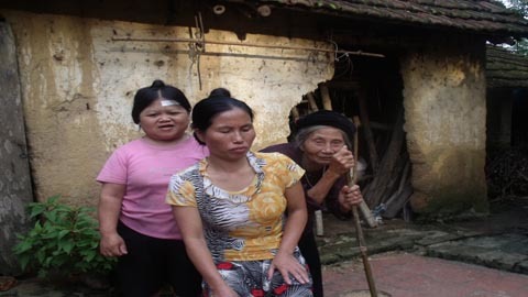 Cụ bà nghèo nuôi 2 con mù lòa, điên dại