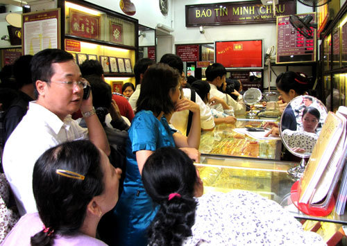 Vàng 'hỗn loạn', lại vượt mốc 47 triệu/lượng