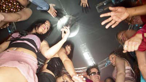 Đằng sau những show diễn ê chề, cuồng điên