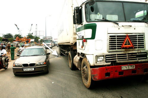 Bé 2 tuổi chết thảm dưới bánh 'hung thần' container