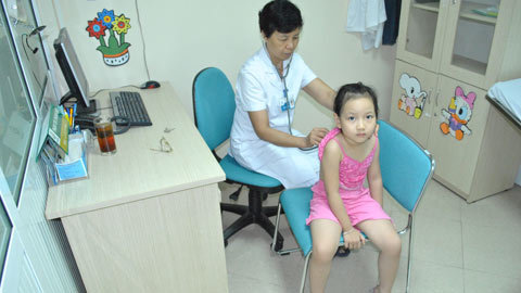 Vật lộn cuộc chiến khám bệnh cho con