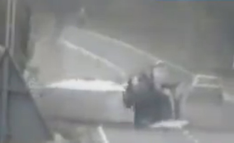 Lái xe chói mắt, ô tô lật quay tròn trên đường