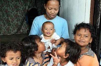 Gia đình 7 người sống trong nhà vệ sinh chung