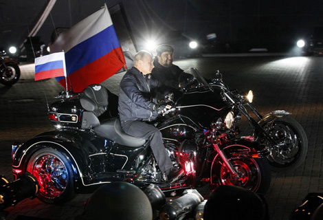Clip Thủ tướng Nga Putin oai phong cưỡi 'sói đêm'