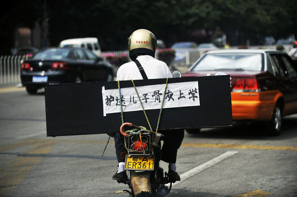 Cảm động đèo tro cốt con đi khai giảng