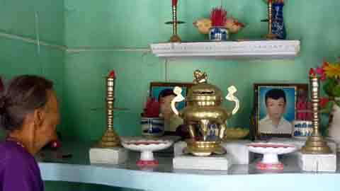 Khu mộ 45 học sinh và nỗi đau người ở lại