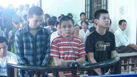 Bị đánh hội đồng đến chết vì … một con gà