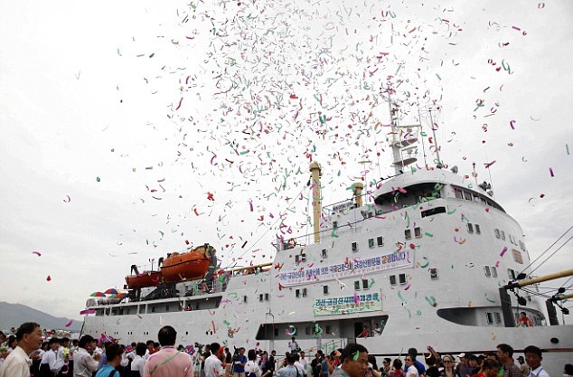 Hình ảnh Triều Tiên hạ thủy tàu du lịch