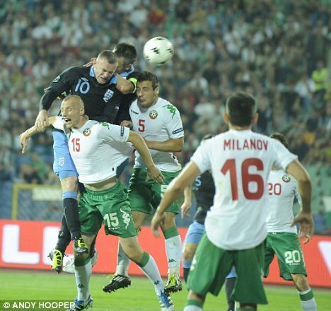 Rooney đưa tuyển Anh lên ngôi đầu