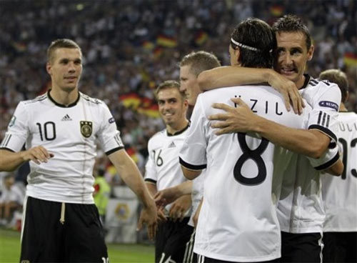 Đức giành vé đầu tiên dự VCK EURO 2012