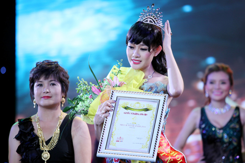 Thiên Hằng đăng quang Miss Auto 2011
