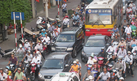 Sau nghỉ lễ, người dân tấp nập đổ dồn về Hà Nội