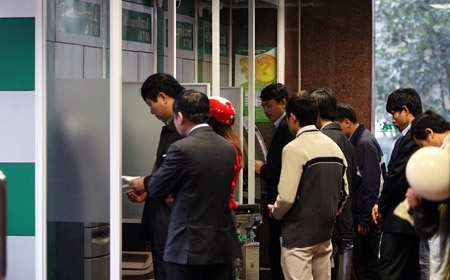 Thu phí ATM: Lùa gà vào chuồng rồi thịt?
