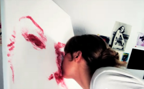 Nữ họa sỹ dùng môi vẽ tranh