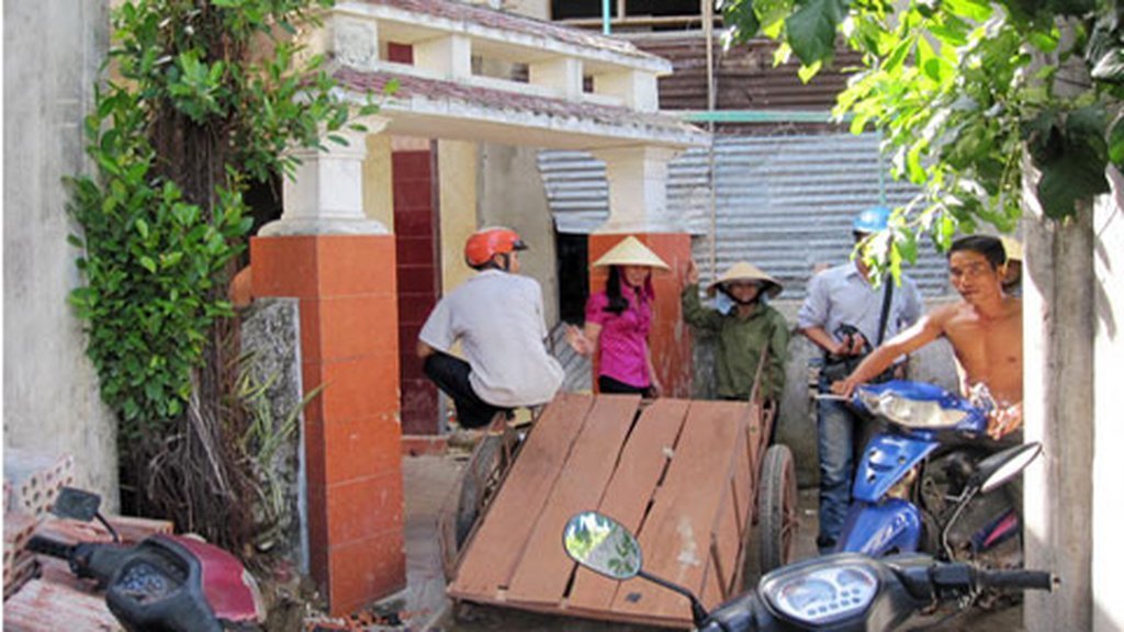 Tiểu thương phá nhà chủ hụi xiết nợ