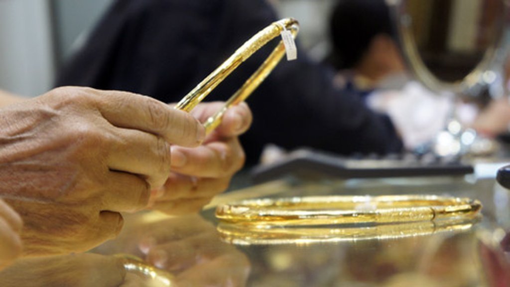 Vàng tụt dốc mạnh, rời xa mốc 48 triệu