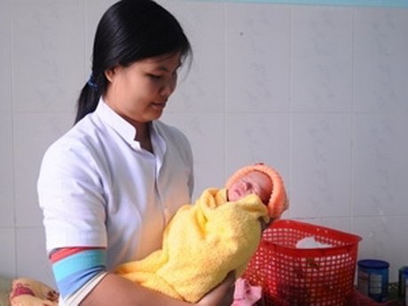 Nóng trong ngày: Cứu trẻ sơ sinh bị chôn sống