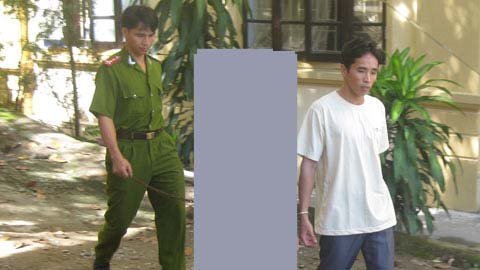 Chiều ly hôn vợ, tối vào phòng chánh án... trộm