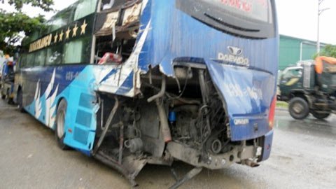 Xe tải đâm xe khách, 3 người thương vong
