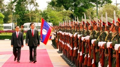 Thủ tướng đến Viêng Chăn