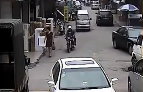 Hai tên cướp giật túi xách bị hạ gục