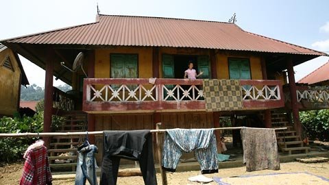 Thăm bản nhà sàn bê tông