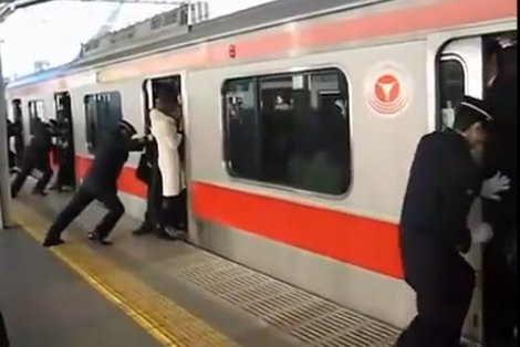 Cảnh nhồi người lên tàu như đóng hàng