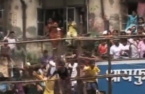 Sập ban công kinh hoàng trong lễ hội