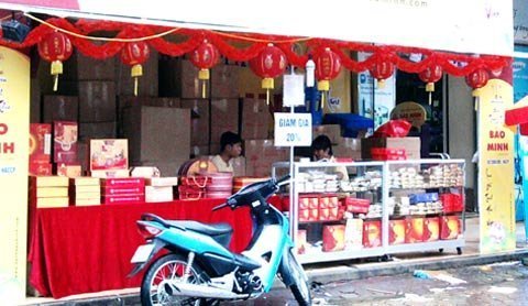 Nóng trong ngày: Mưa lớn, phá cỗ trong nhà