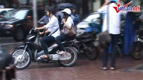 HS vẫn vô tư lái xe máy tới trường