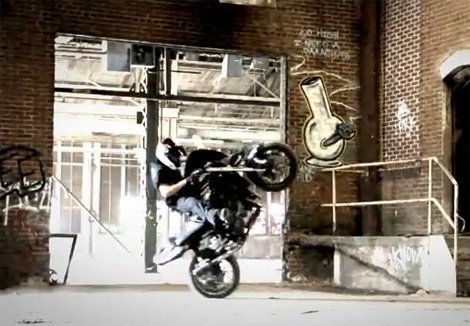 Màn biểu diễn lái mô-tô như trong phim hành động