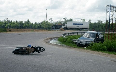 Xe chạy lùi gây tai nạn, 1 người nguy kịch