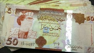 Libya xóa sổ tiền giấy in hình Gaddafi