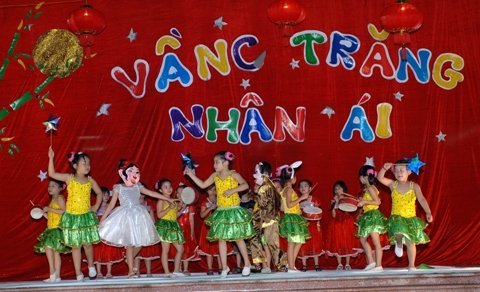 Mùa thu với “Vầng trăng nhân ái”