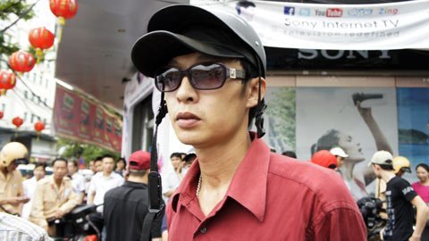 Bắt nóng đối tượng mang dùi cui đầu rìu dạo phố