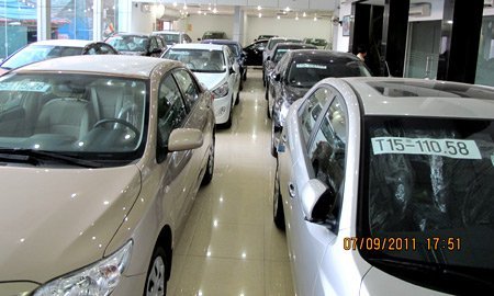 Tranh cãi thuế ôtô và sự tréo ngoe chính sách