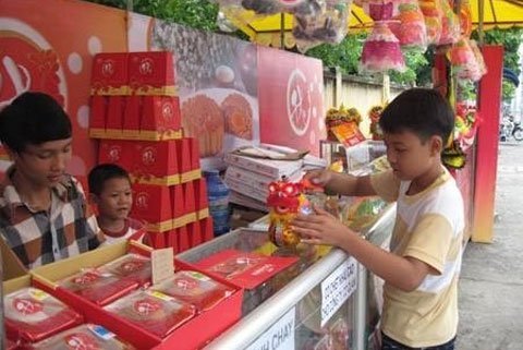 Bánh Trung thu ồ ạt xả hàng trên vỉa hè