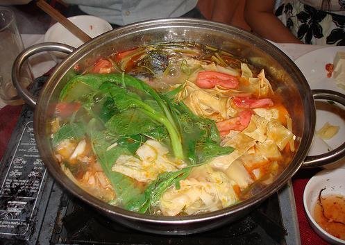 Khó tin lẩu = Gia vị lạ + nước lã