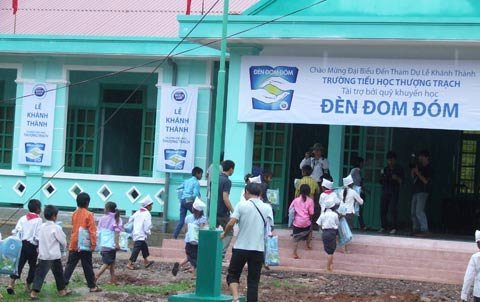 Bạt núi xây trường cho trẻ em vùng khó