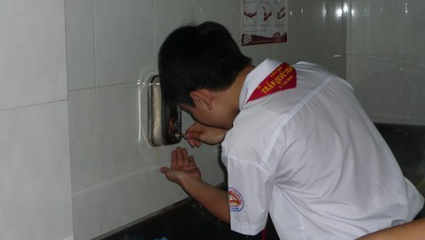 Chống dịch tay chân miệng từ... nhà vệ sinh