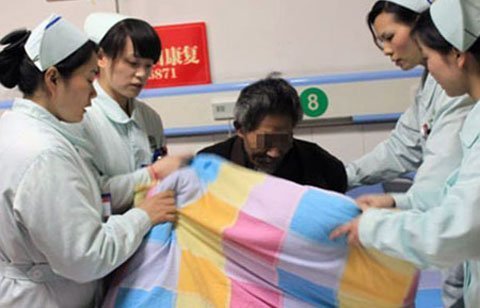 Ông lão 60 tuổi nguy kịch vì 