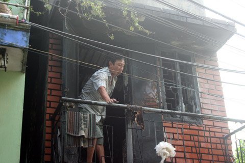 Tự phóng hỏa đốt nhà mình