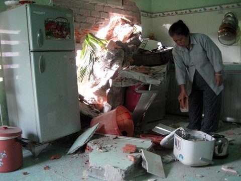 Núi Ngũ Hành Sơn sạt lở đè bẹp nhà dân
