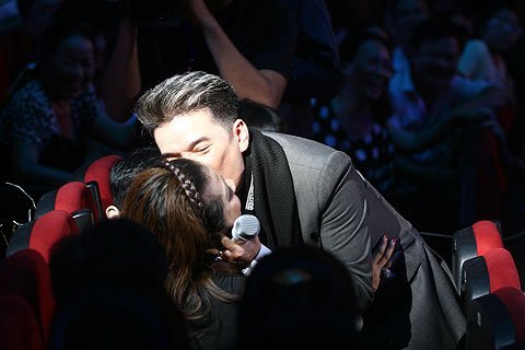 Đàm Vĩnh Hưng hôn khán giả đến nghẹt thở