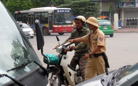 CSGT HN có thể đeo kính đen, bịt khẩu trang
