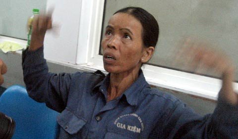 Sập dàn giáo, 14 công nhân nhập viện