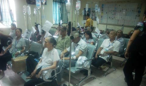 Bệnh nhân BHYT cũng 'sốt vó' vì viện phí tăng