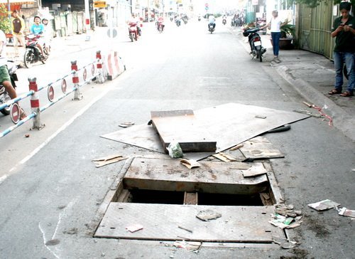 Nắp hầm vô thừa nhận gây tắc giao thông