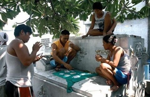 Cuộc sống của những cư dân nghĩa trang